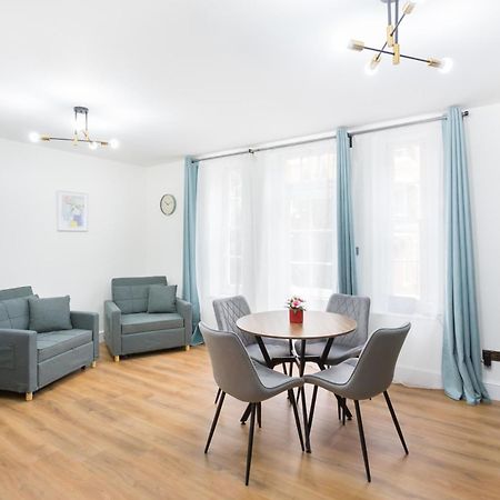 City Centre One Bedroom Apartment Next To Station, Newly Renovated Лондон Екстер'єр фото