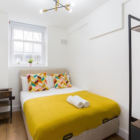 City Centre One Bedroom Apartment Next To Station, Newly Renovated Лондон Екстер'єр фото