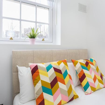 City Centre One Bedroom Apartment Next To Station, Newly Renovated Лондон Екстер'єр фото