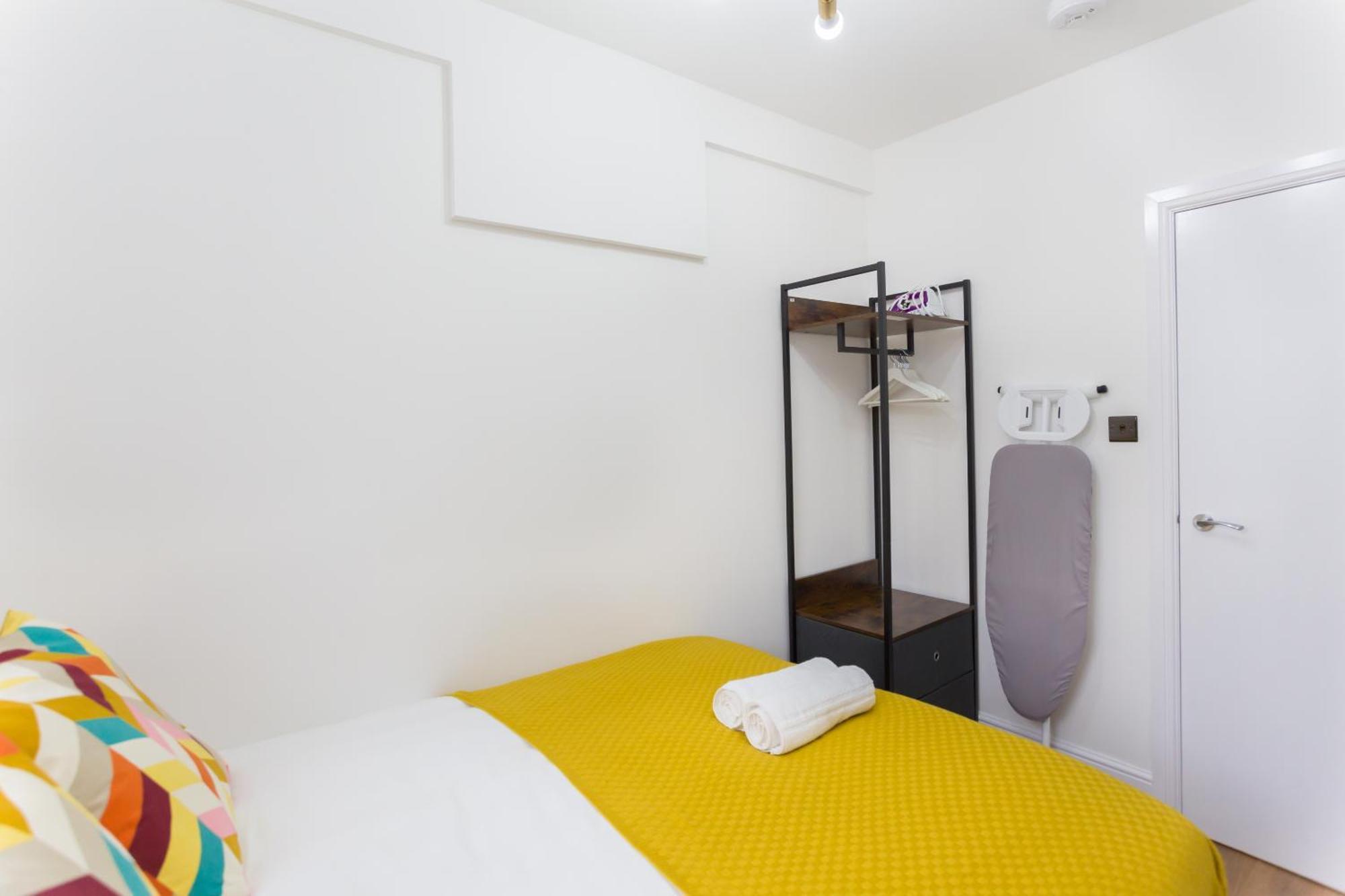 City Centre One Bedroom Apartment Next To Station, Newly Renovated Лондон Екстер'єр фото