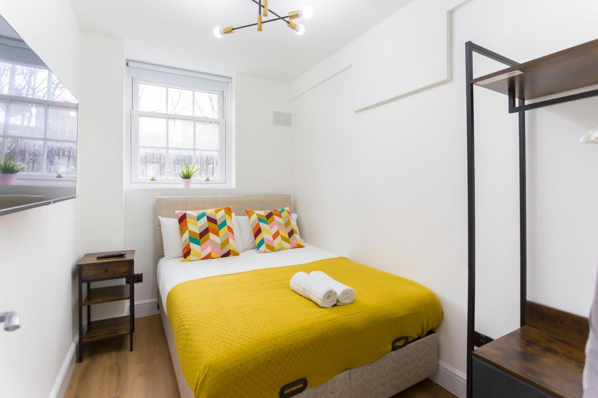 City Centre One Bedroom Apartment Next To Station, Newly Renovated Лондон Екстер'єр фото