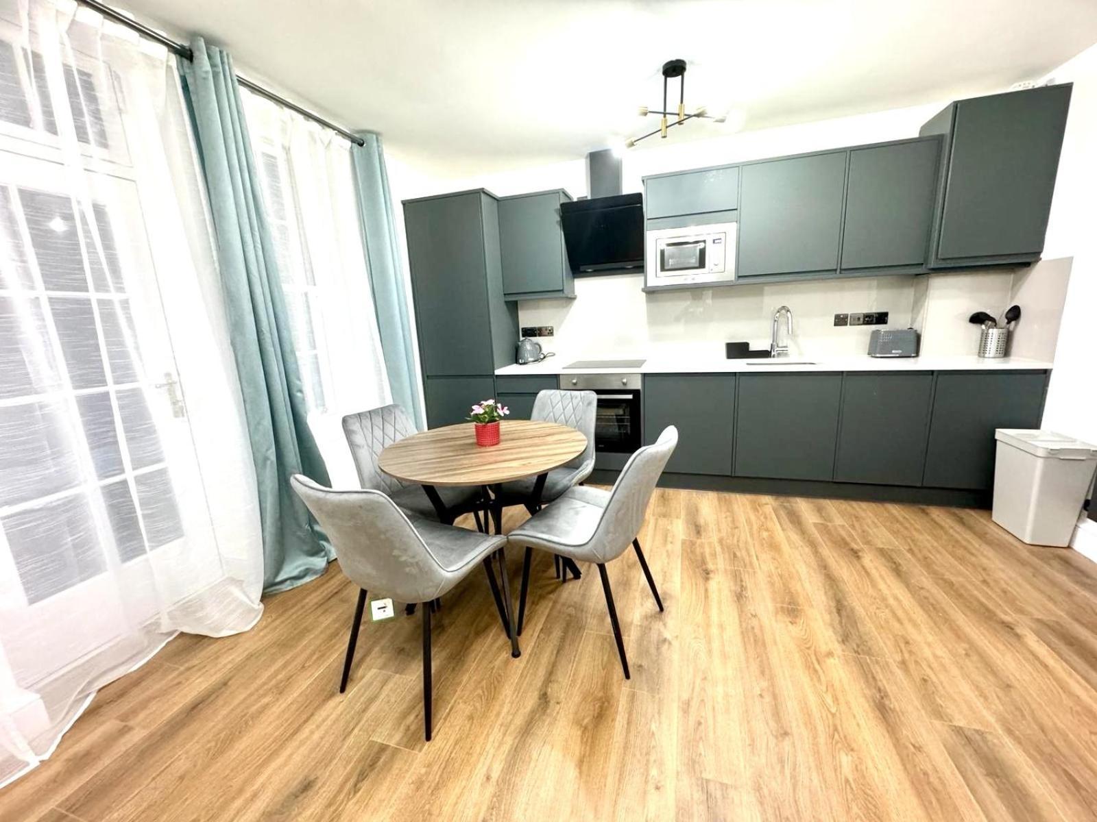 City Centre One Bedroom Apartment Next To Station, Newly Renovated Лондон Екстер'єр фото