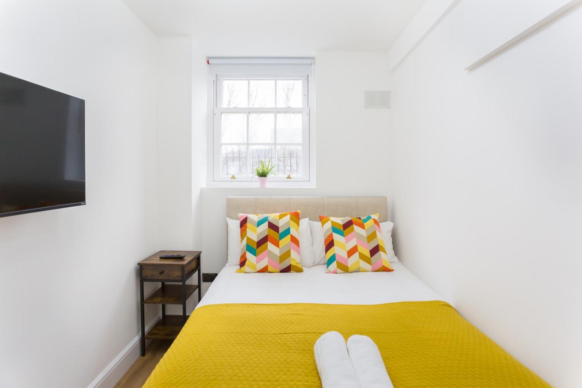 City Centre One Bedroom Apartment Next To Station, Newly Renovated Лондон Екстер'єр фото