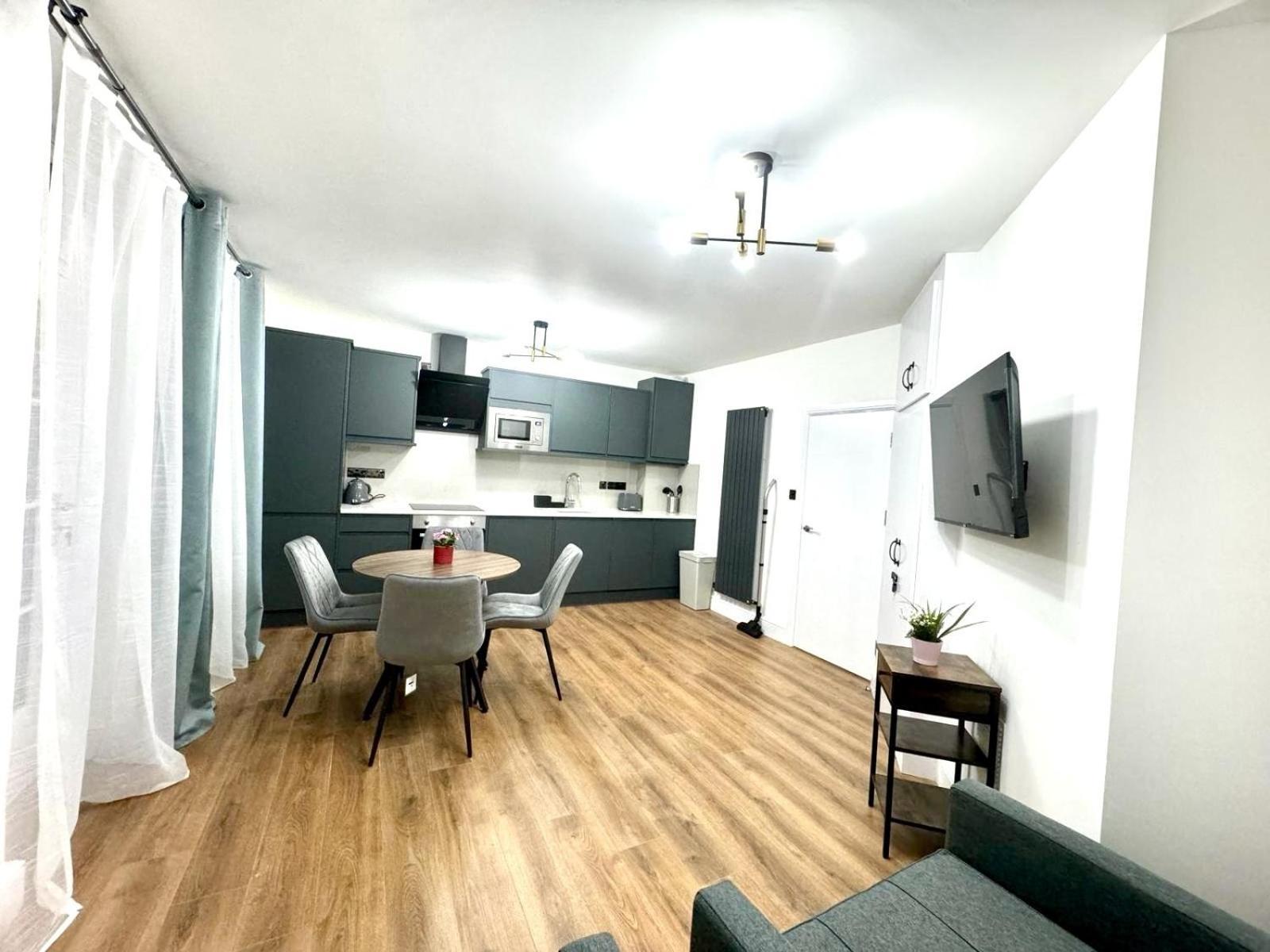 City Centre One Bedroom Apartment Next To Station, Newly Renovated Лондон Екстер'єр фото