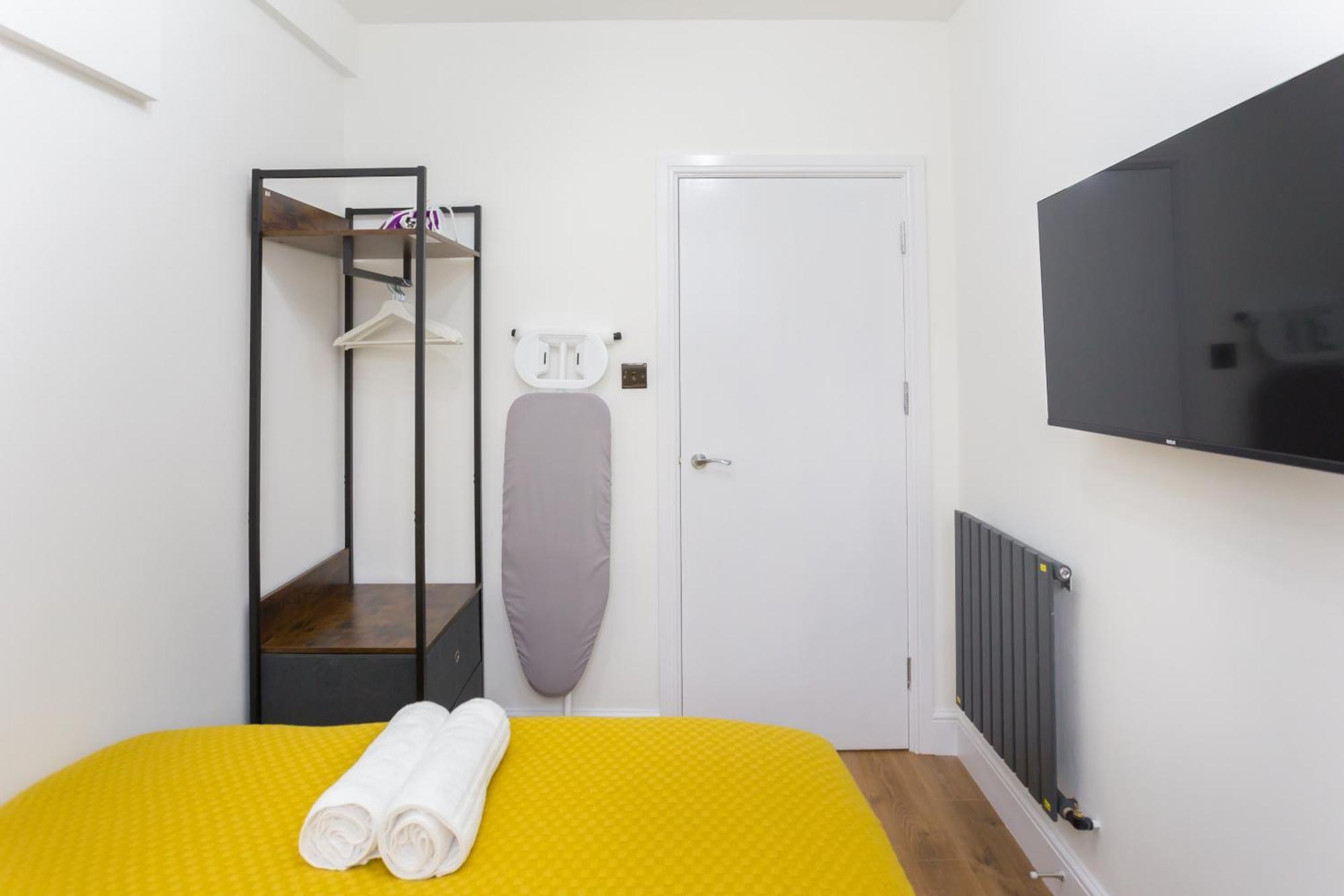 City Centre One Bedroom Apartment Next To Station, Newly Renovated Лондон Екстер'єр фото