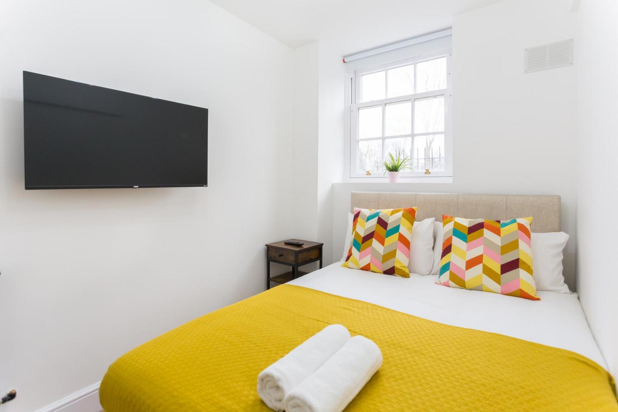 City Centre One Bedroom Apartment Next To Station, Newly Renovated Лондон Екстер'єр фото