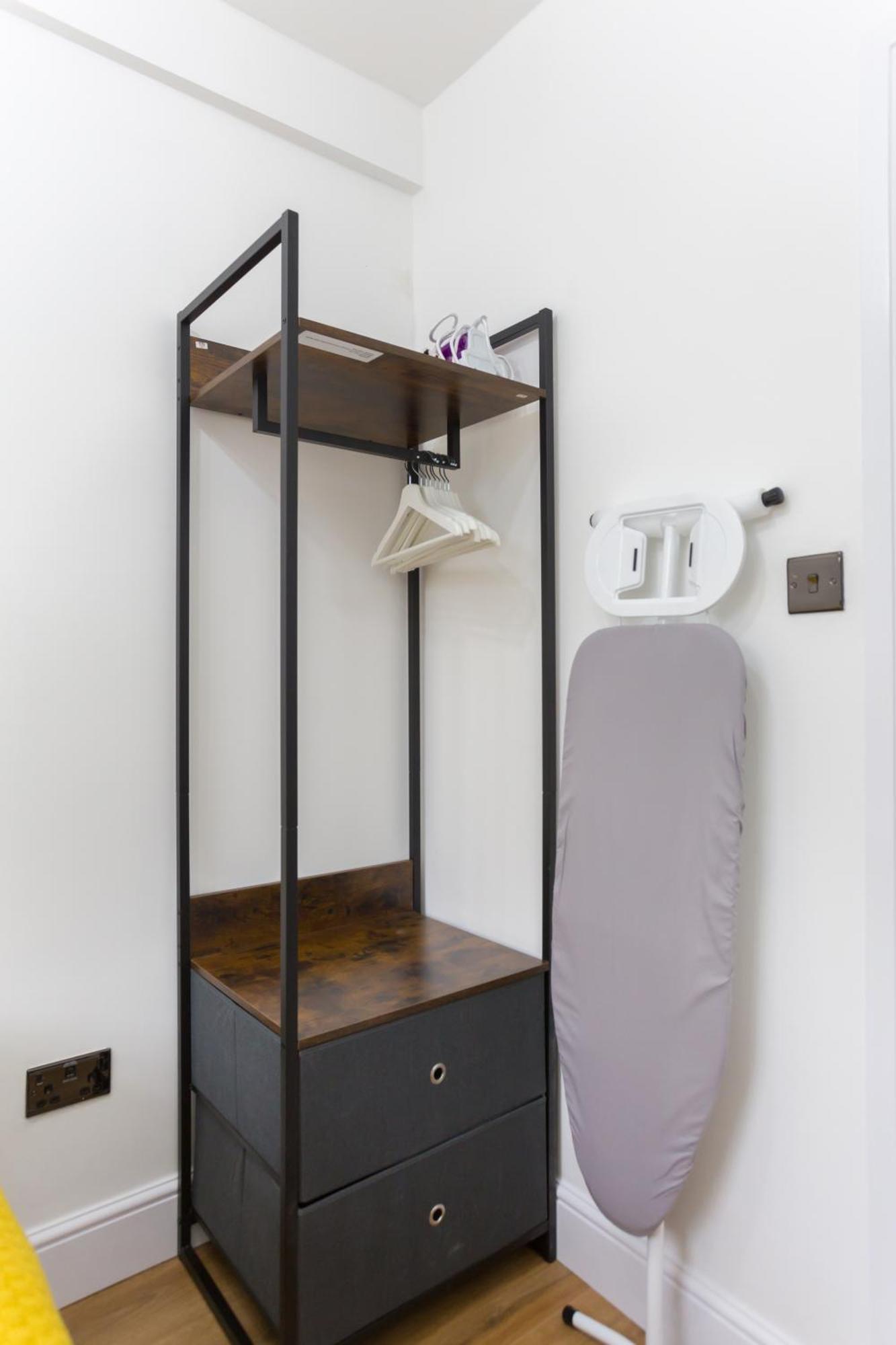 City Centre One Bedroom Apartment Next To Station, Newly Renovated Лондон Екстер'єр фото
