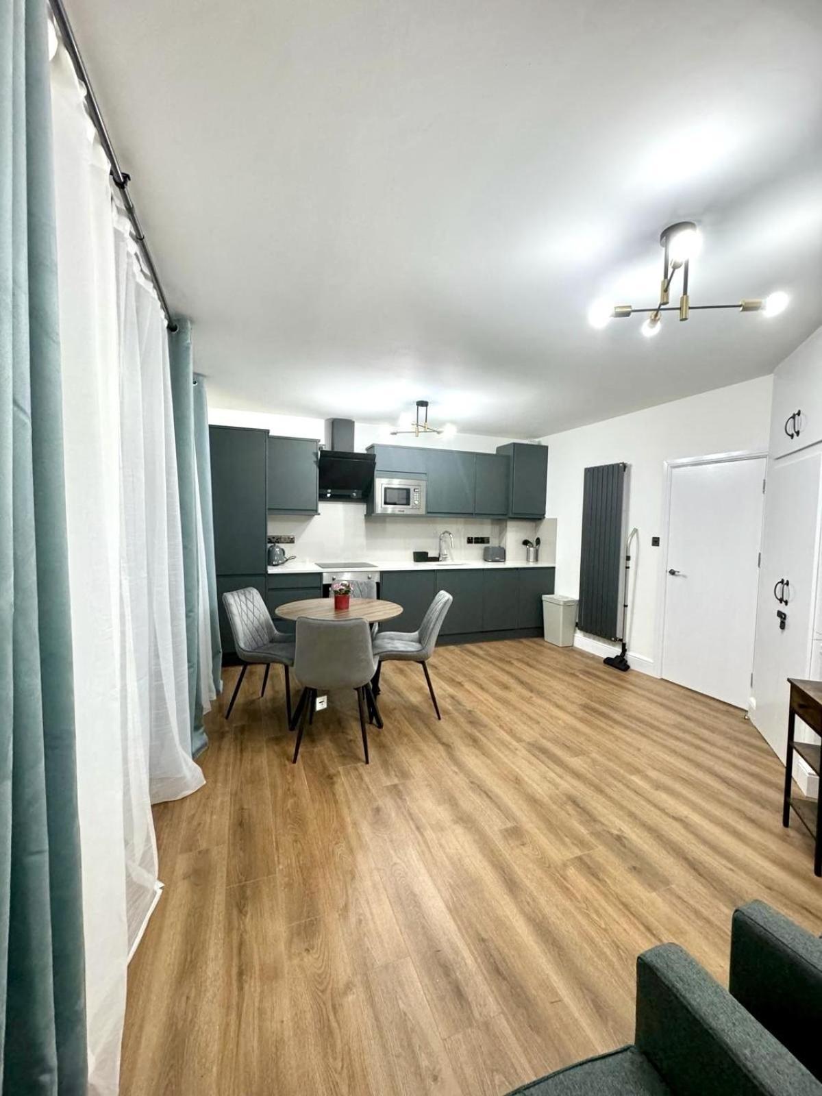 City Centre One Bedroom Apartment Next To Station, Newly Renovated Лондон Екстер'єр фото
