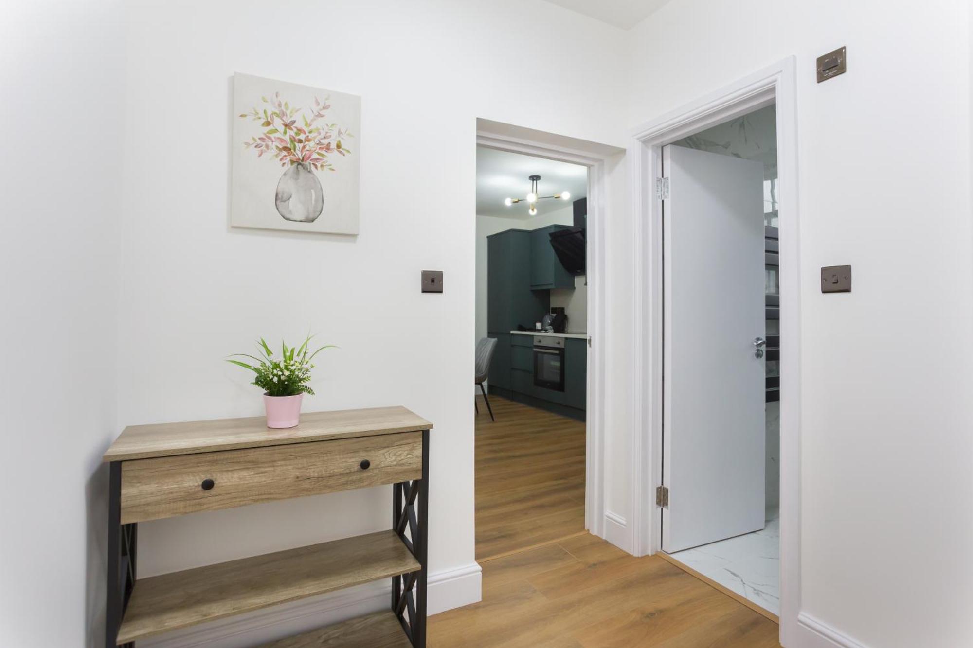 City Centre One Bedroom Apartment Next To Station, Newly Renovated Лондон Екстер'єр фото
