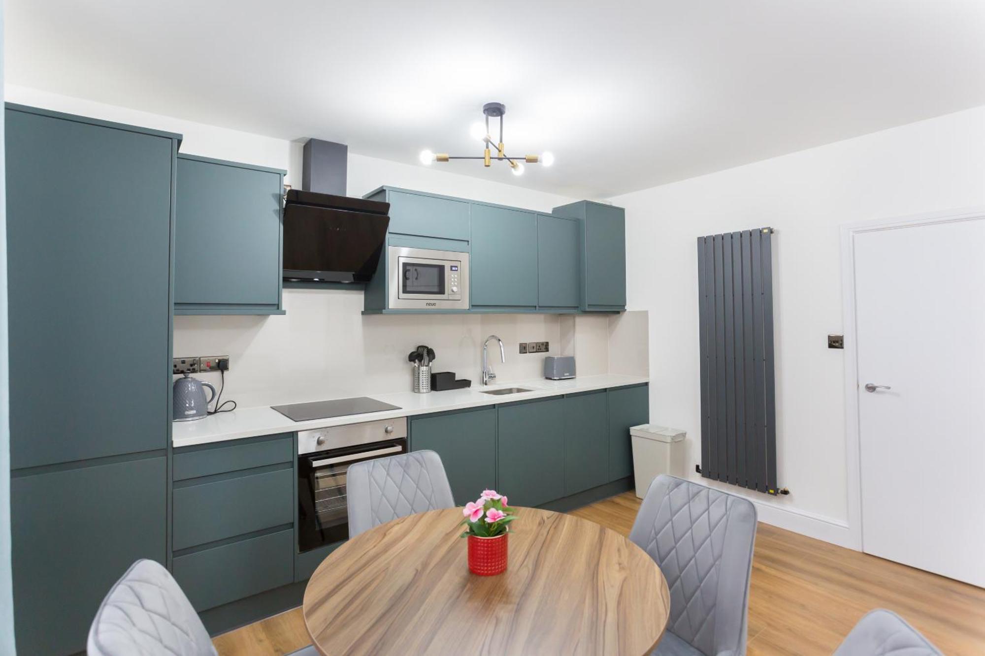 City Centre One Bedroom Apartment Next To Station, Newly Renovated Лондон Екстер'єр фото