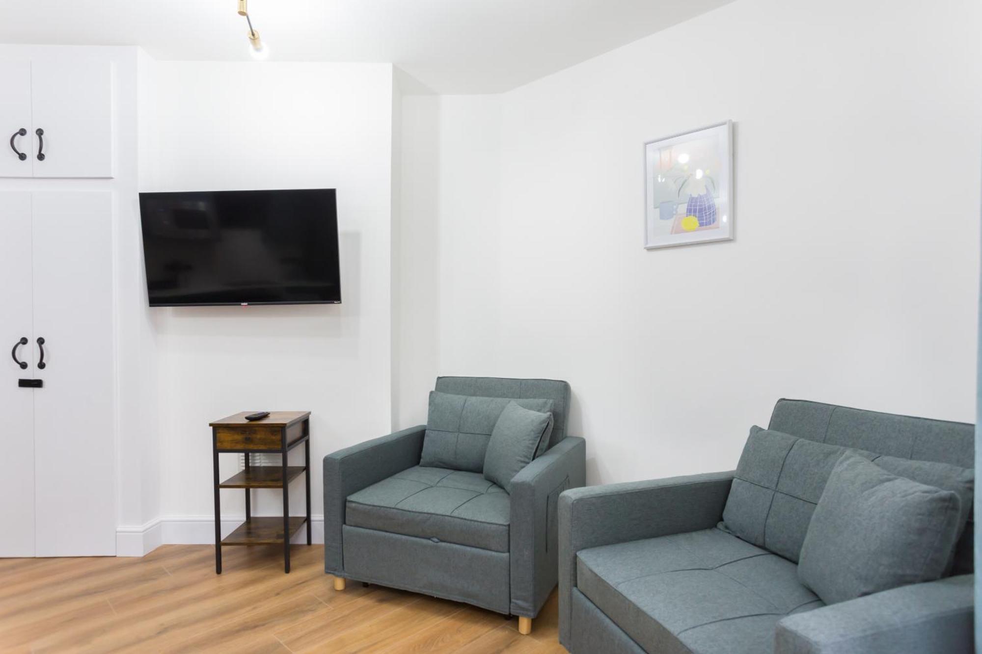 City Centre One Bedroom Apartment Next To Station, Newly Renovated Лондон Екстер'єр фото