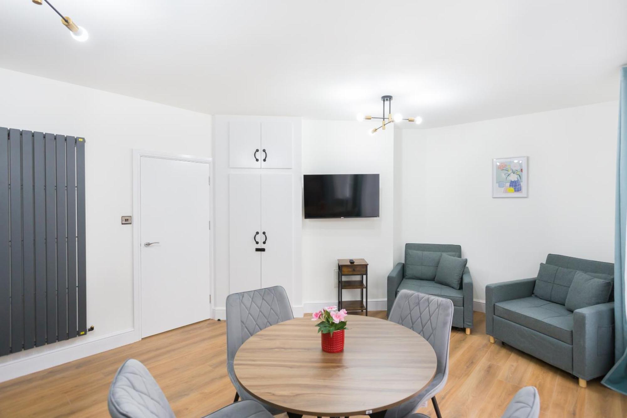City Centre One Bedroom Apartment Next To Station, Newly Renovated Лондон Екстер'єр фото