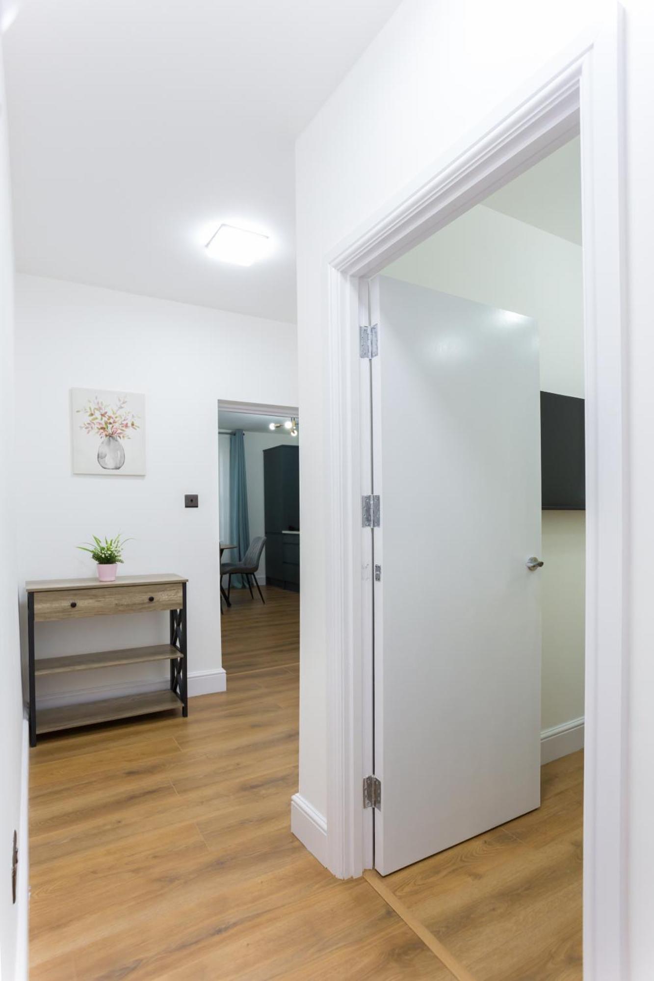 City Centre One Bedroom Apartment Next To Station, Newly Renovated Лондон Екстер'єр фото