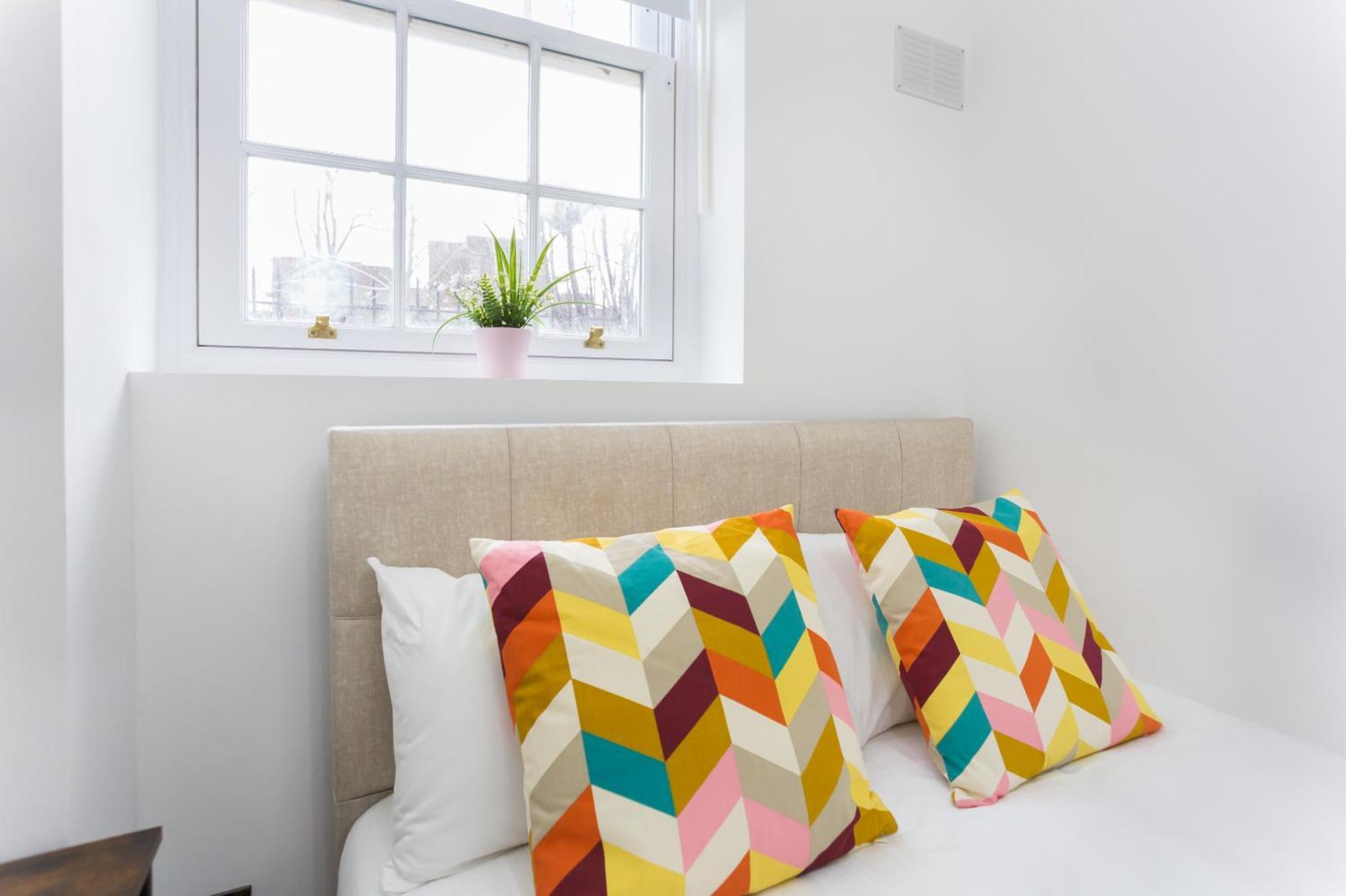 City Centre One Bedroom Apartment Next To Station, Newly Renovated Лондон Екстер'єр фото
