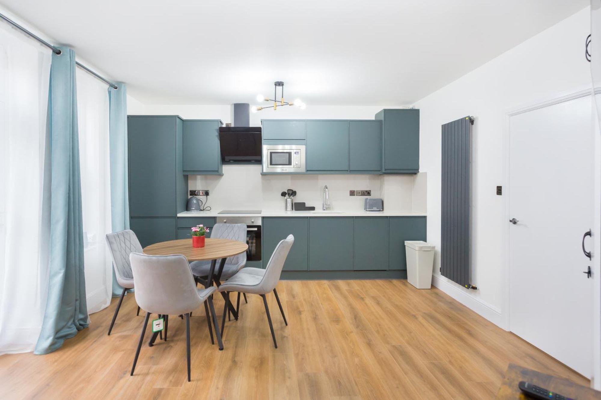 City Centre One Bedroom Apartment Next To Station, Newly Renovated Лондон Екстер'єр фото