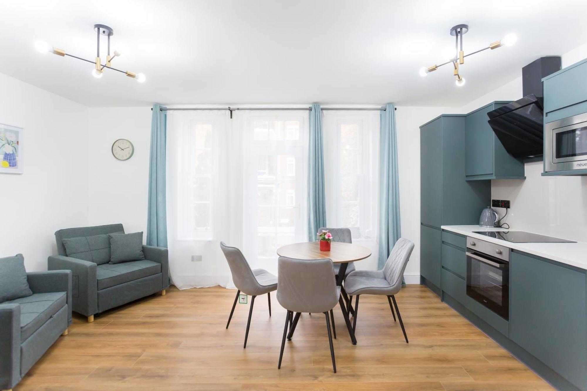 City Centre One Bedroom Apartment Next To Station, Newly Renovated Лондон Екстер'єр фото