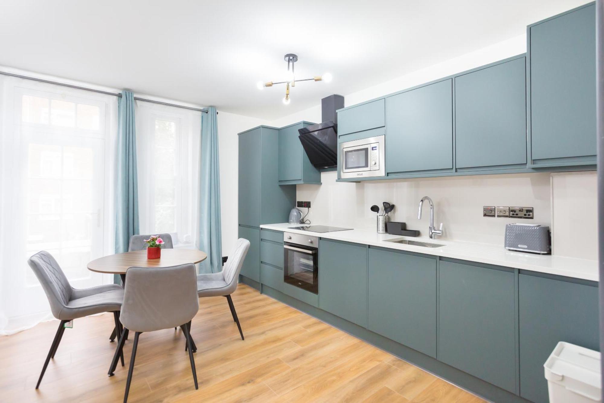City Centre One Bedroom Apartment Next To Station, Newly Renovated Лондон Екстер'єр фото