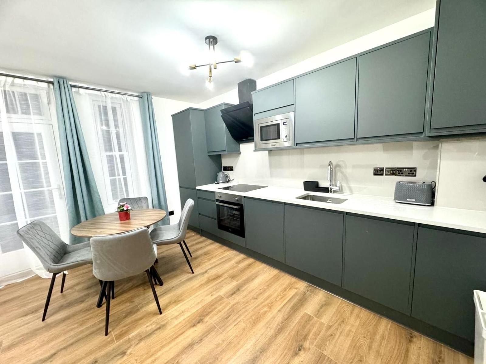 City Centre One Bedroom Apartment Next To Station, Newly Renovated Лондон Екстер'єр фото