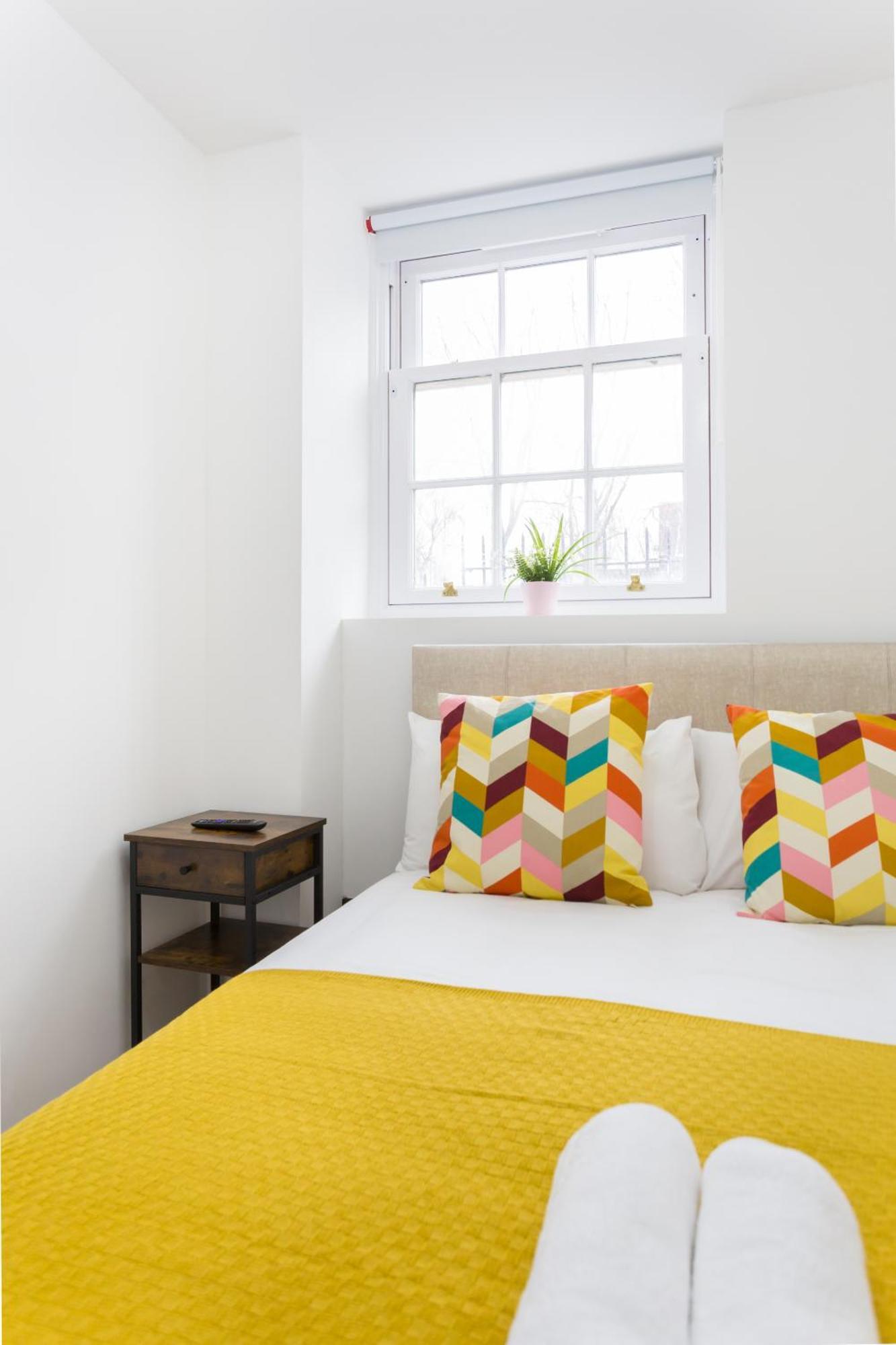City Centre One Bedroom Apartment Next To Station, Newly Renovated Лондон Екстер'єр фото