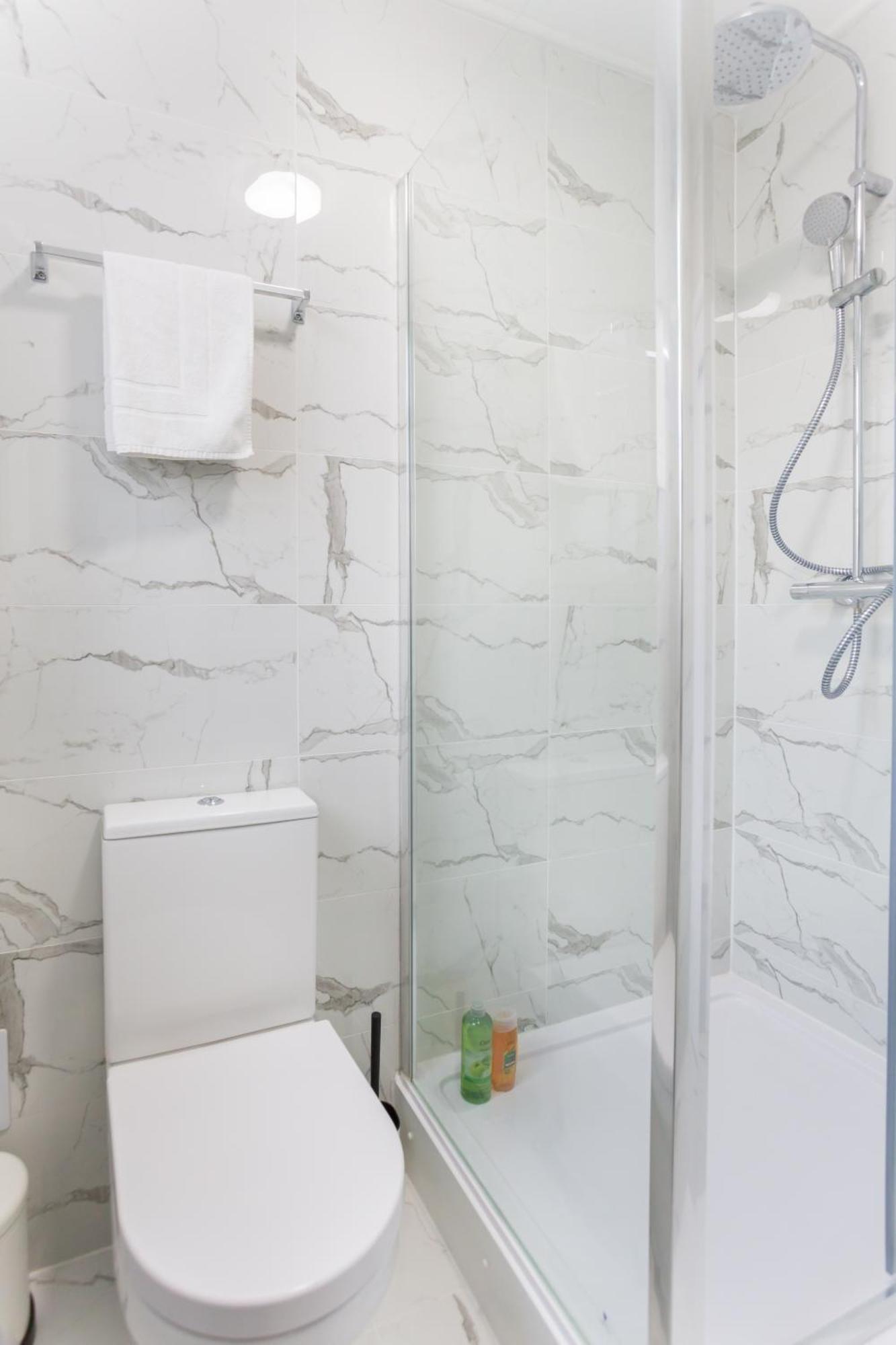 City Centre One Bedroom Apartment Next To Station, Newly Renovated Лондон Екстер'єр фото