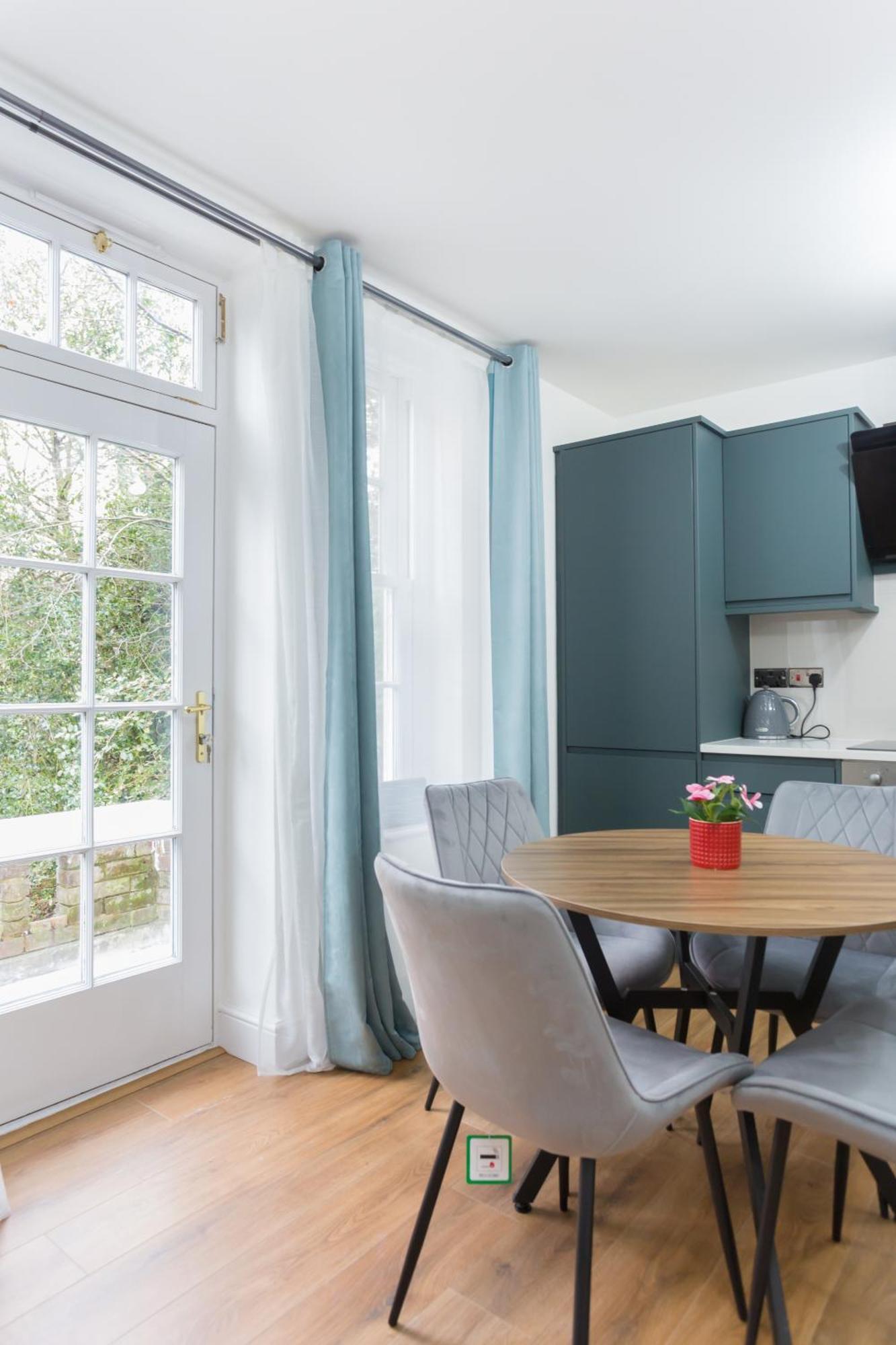 City Centre One Bedroom Apartment Next To Station, Newly Renovated Лондон Екстер'єр фото