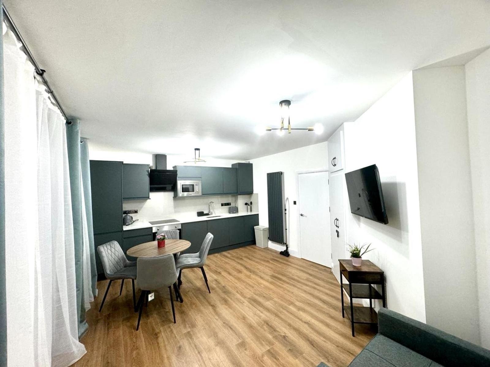City Centre One Bedroom Apartment Next To Station, Newly Renovated Лондон Номер фото